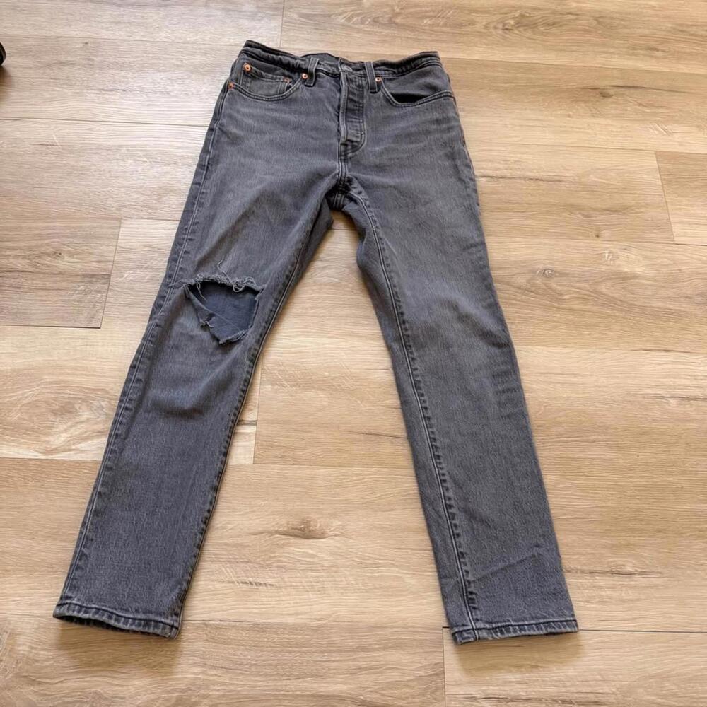 Levi's Women's Skinny Jeans Black Gray Wash with Knee Distress